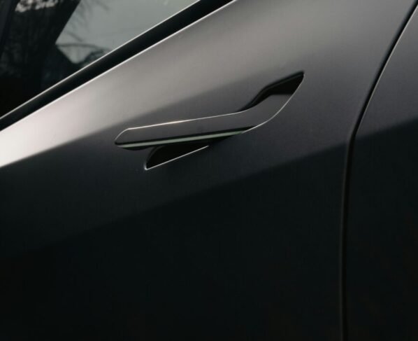 China bane maçanetas ocultas estilo Tesla e exige abertura mecânica em carros