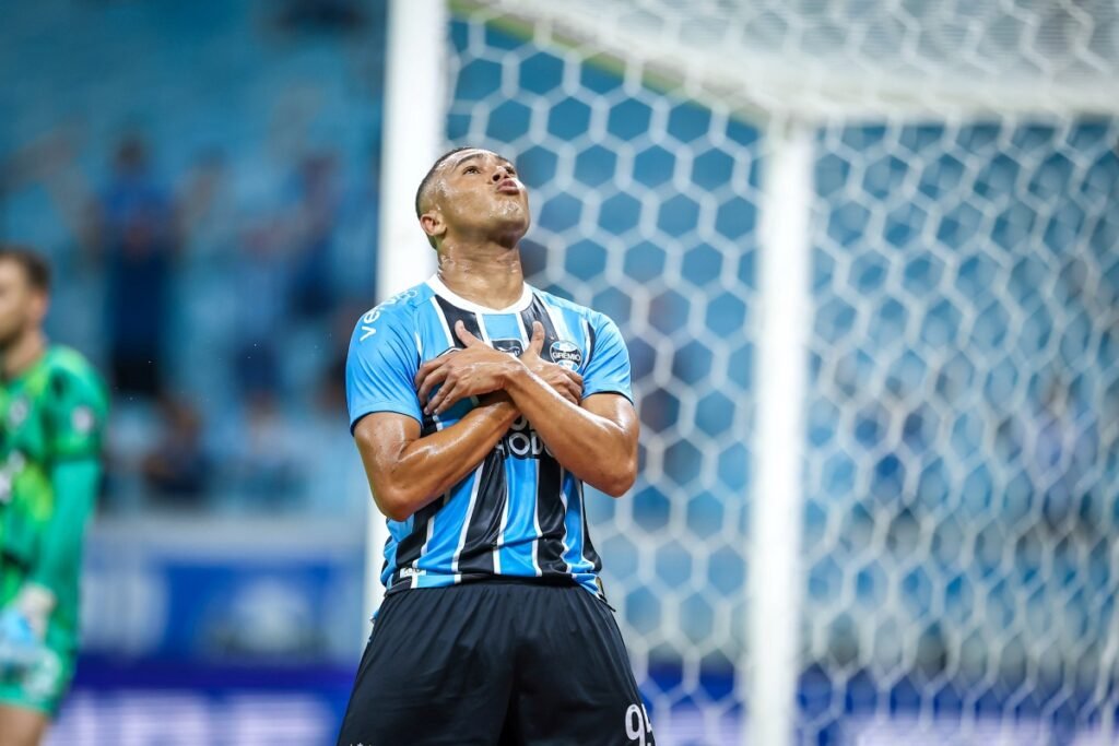 Com três gols de Carlos Vinícius, Grêmio vence Botafogo no Brasileirão - destaque galeria