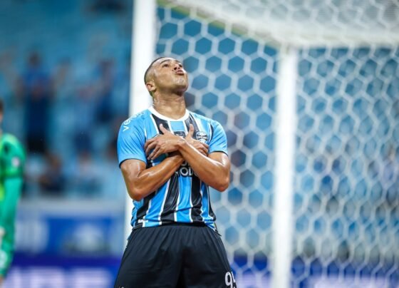 Com três gols de Carlos Vinícius, Grêmio vence Botafogo no Brasileirão - destaque galeria