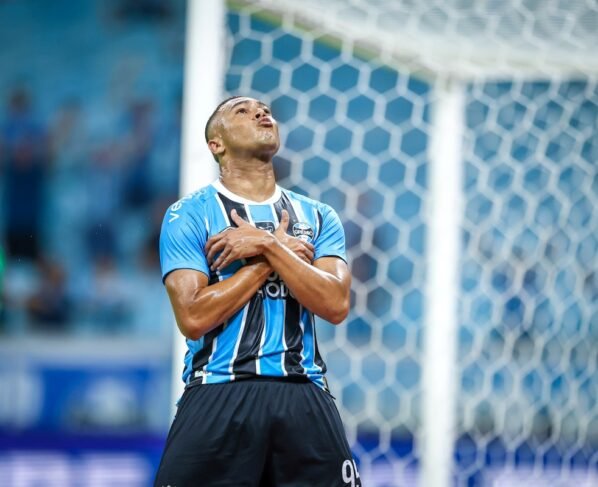 Com três gols de Carlos Vinícius, Grêmio vence Botafogo no Brasileirão - destaque galeria
