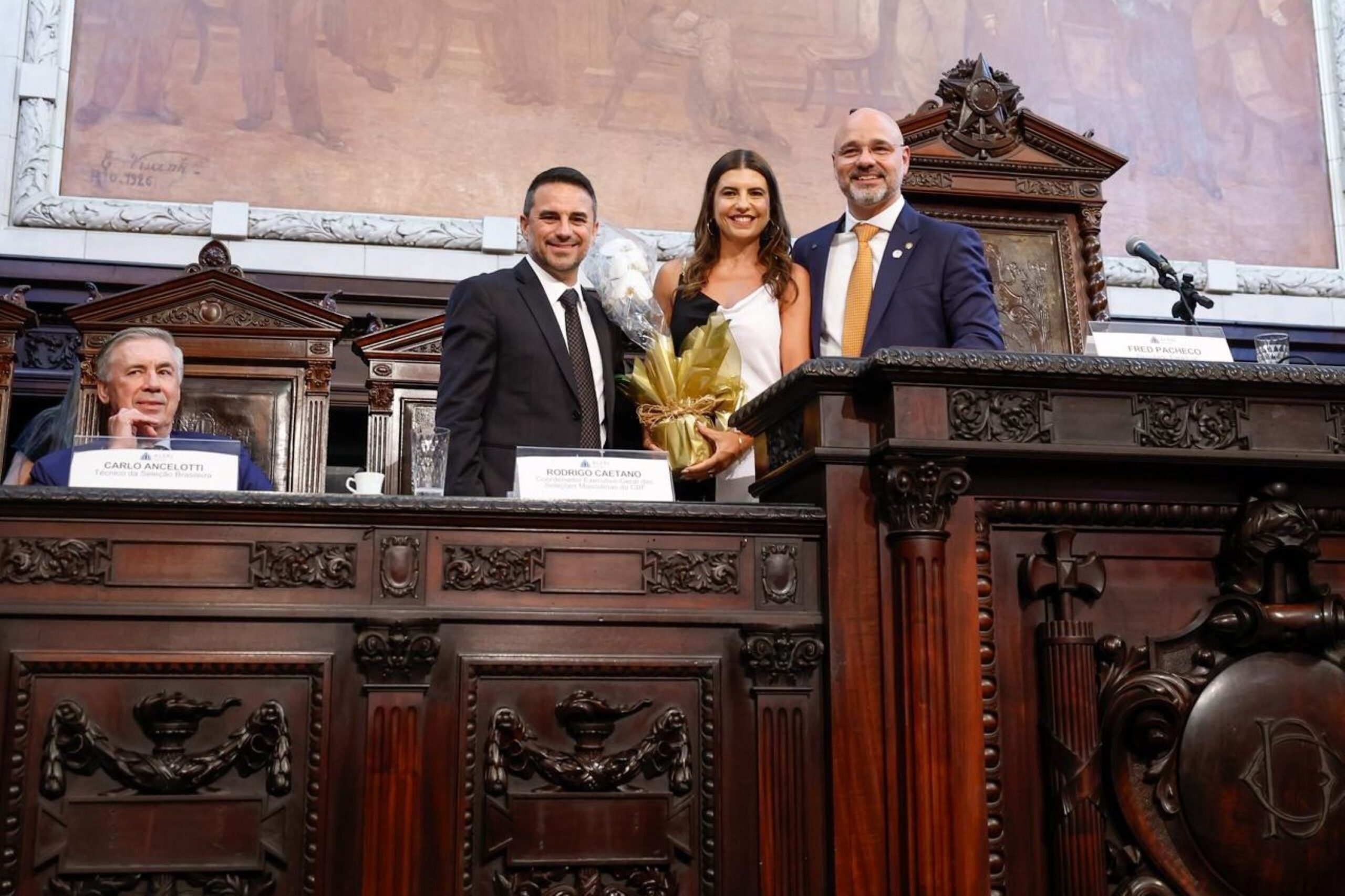 Diretor de Seleções da CBF, Rodrigo Caetano recebe Medalha Tiradentes - destaque galeria