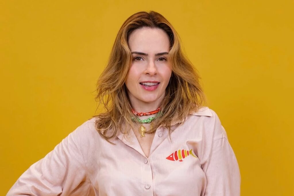 Foto colorida de mulher de cabelo loiro e roupa rosa - Metrópoles