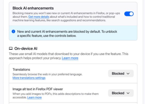 Captura de tela das configurações de privacidade do navegador Firefox. No topo, há um card com o título "Block AI enhancements" e um interruptor azul ativado à direita. Abaixo, um aviso informa: "New and current AI enhancements are blocked by default". Na seção "On-device AI", há duas opções listadas como "Blocked": "Translations", para navegação em diferentes idiomas, e "Image alt text in Firefox PDF viewer", que adiciona descrições a imagens em arquivos PDF para acessibilidade.