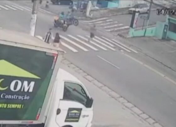 Homem dá "grau" em moto e atropela mulher na faixa de pedestres - Metrópoles