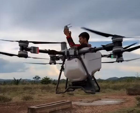 homem usa drone como meio de transporte