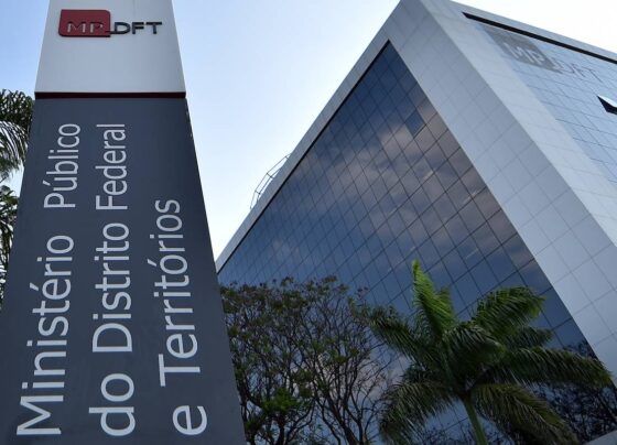 Foto colorida da frente do prédio do MPDFT