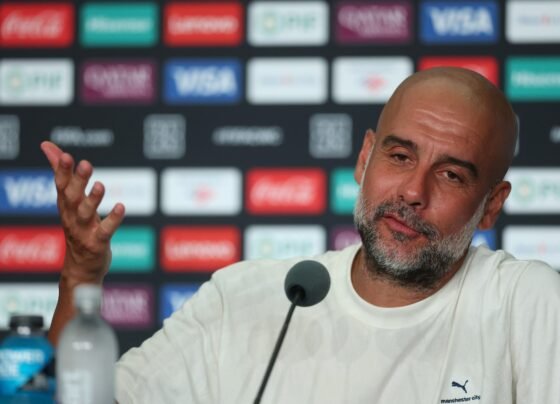 Foto colorida do técnico Pep Guardiola, do Manchester City - Metrópoles