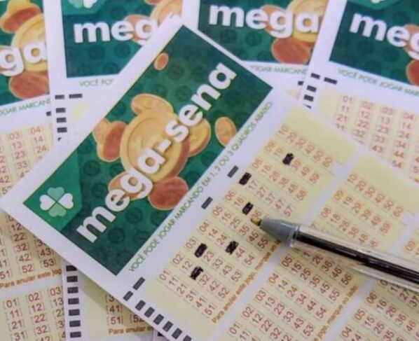 Imagem colorida de bilhete da mega-sena - Metrópoles