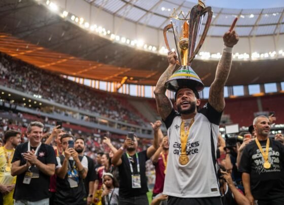Foto colorida dos jogadores do Corinthians levantando a taça da Supercopa do Brasil - Metrópoles