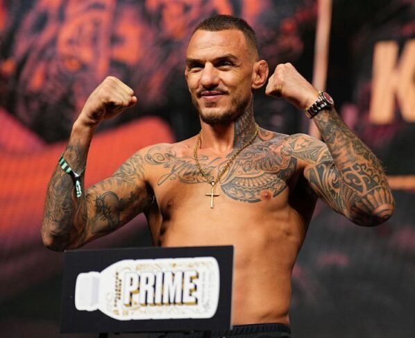 Imagem em cores do Metropoles de Renato Moicano após bater o peso