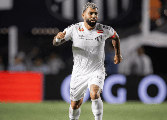 Gabriel Barbosa com a camisa do Santos diante do São Paulo