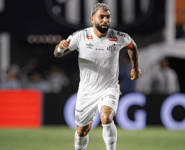 Gabriel Barbosa com a camisa do Santos diante do São Paulo