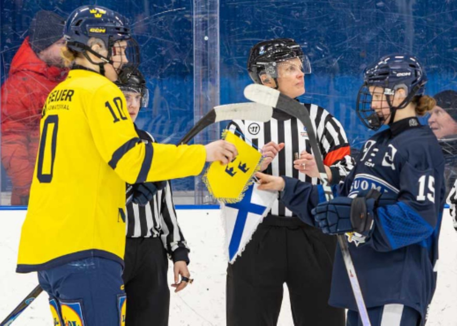 imagem colorida de partida de hóquei no gelo- Metrópoles