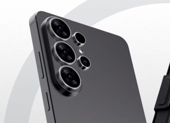 Imagem mostra dois smartphones vistos de ângulos diferentes, ambos dentro de capinhas pretas. As capinhas têm bordas reforçadas e uma grande abertura para o conjunto de câmeras, que se destaca em uma moldura metálica elevada. No topo da imagem, lê-se “Drop Protection” e “Full coverage”. Há também a marca d’água “@tarunvats33” sobreposta na parte inferior central.