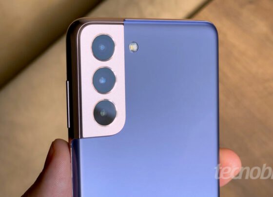 Imagem mostra o Samsung Galaxy S21 sendo segurado em uma mão