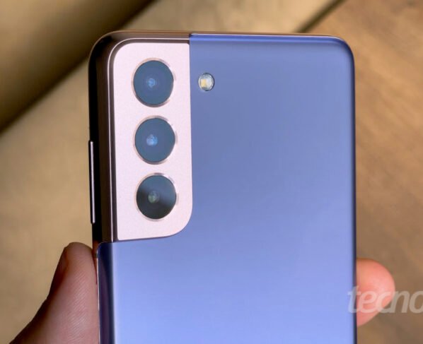 Imagem mostra o Samsung Galaxy S21 sendo segurado em uma mão