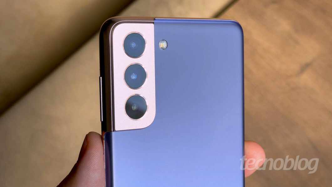 Imagem mostra o Samsung Galaxy S21 sendo segurado em uma mão