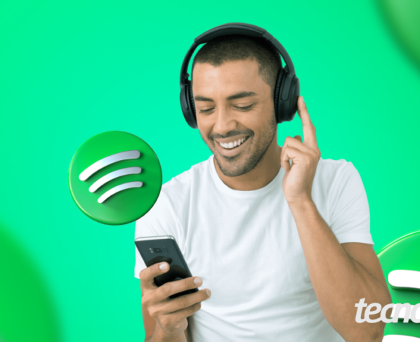 Imagem ilustrativa com pessoa usando fones de ouvido e segurando um celular. Ao fundo, logos do Spotify em diferentes tamanhos