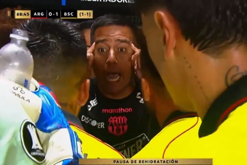 Foto colorida de treinador do Barcelona Guayaquil - Metrópoles