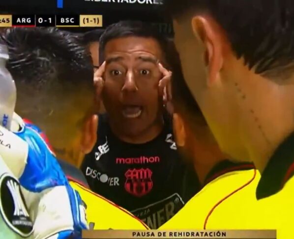 Foto colorida de treinador do Barcelona Guayaquil - Metrópoles