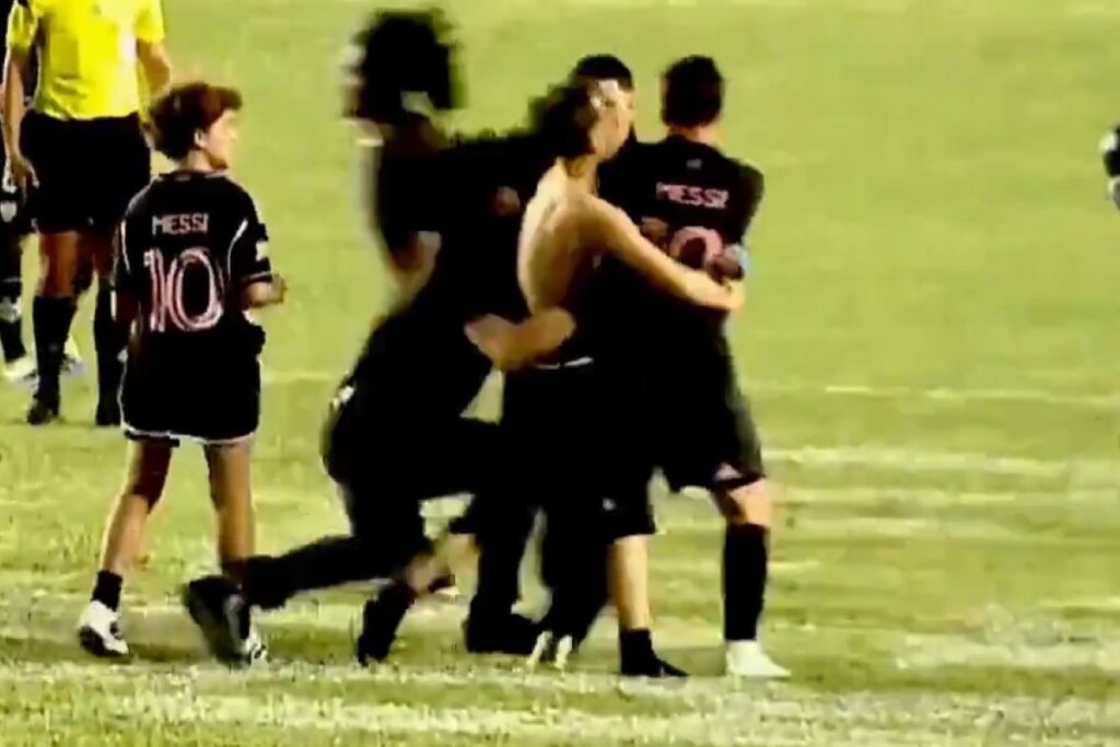 Foto colorida de Lionel Messi sendo derrubado - Metrópoles