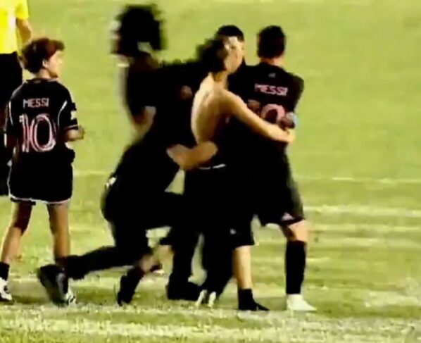 Foto colorida de Lionel Messi sendo derrubado - Metrópoles