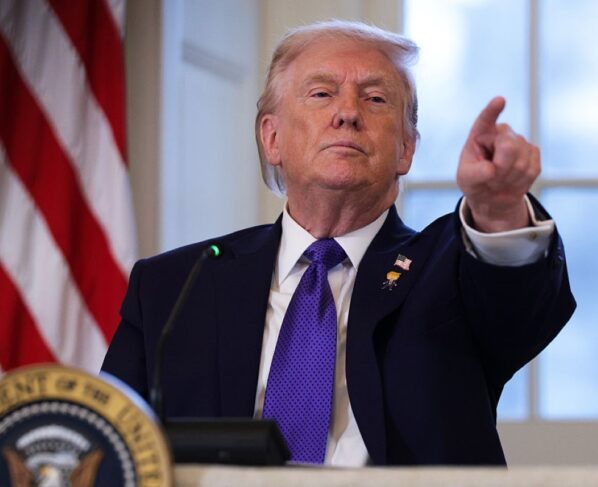 Presidente dos EUA, Donald Trump, responde a perguntas da imprensa durante uma reunião com executivos do setor de petróleo e gás no Salão Leste da Casa Branca, em 9 de janeiro de 2026, em Washington, DC - Metrópoles