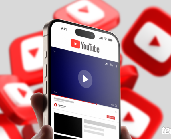 Mão segurando um celular que mostra o YouTube