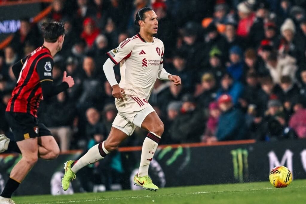 Holandês Van Dijk defendendo o Liverpool na Champions League