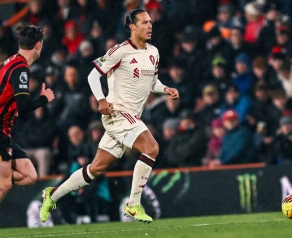 Holandês Van Dijk defendendo o Liverpool na Champions League