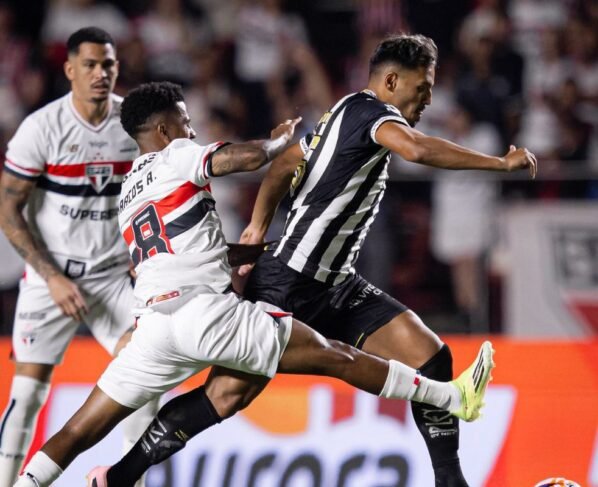 Imagem colorida da partida entre São Paulo e Santos