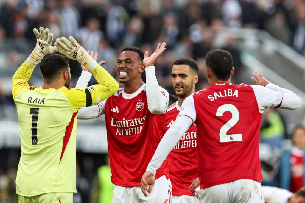 Foto colorida do elenco do Arsenal contra o Newcastle - Metrópoles