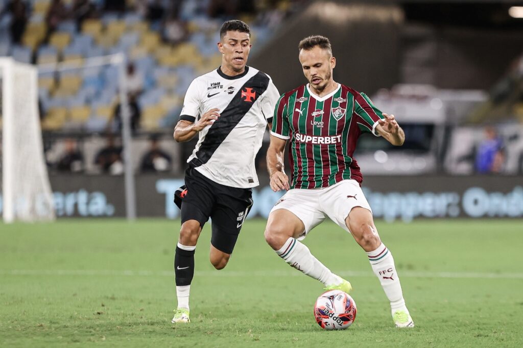 Disputa de bola no clássico entre Fluminense x Vasco