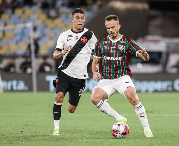 Disputa de bola no clássico entre Fluminense x Vasco