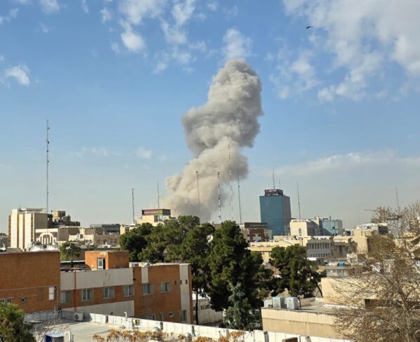 Imagem colorida mostra explosão de ataque de Israel em em Teerã, no Irã - Metrópoles