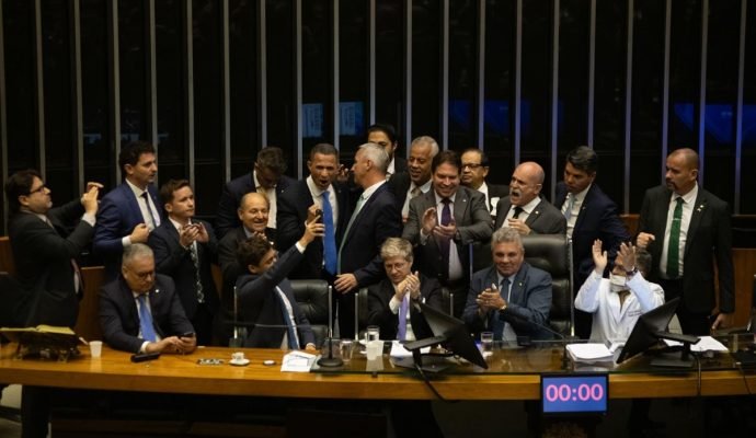 Após Lula cobrar cassação, oposição lembra que PT já ocupou