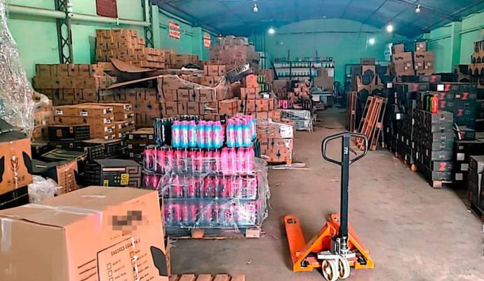 Bombeiros realizam buscas subaquáticas por chassi de motocicleta em Colíder