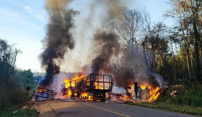 Carretas pegam fogo após colisão na BR e uma pessoa