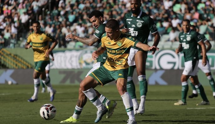 Com Show do goleiro Tadeu, Goiás vence Cuiabá e assume
