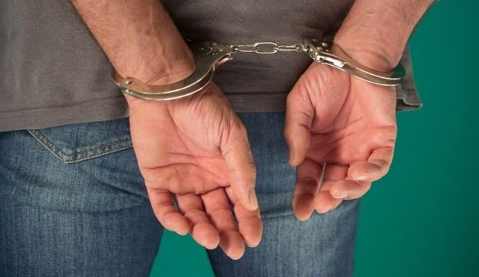 Homem de 56 anos é preso após ser flagrado abusando