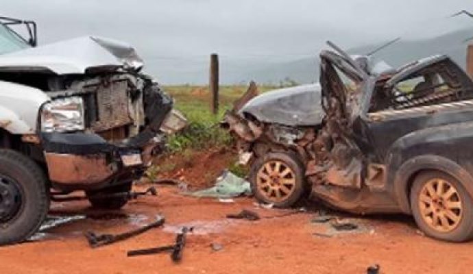 Idoso de 70 anos morre após grave colisão entre caminhonete