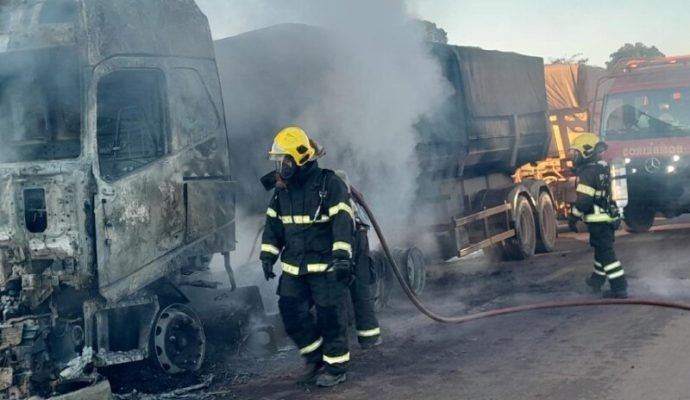 Incêndio destrói carreta na BR-163 e mobiliza bombeiros em Sinop/MT