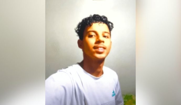 Imagem colorida mostra o jovem Lucas da Silva Santos, de 19 anos, internado após comer bolinho de mandioca envenenado - Metrópoles