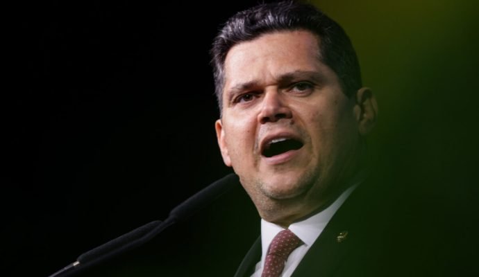 Presidente do Senado Davi Alcolumbre e ministros de Estado participam da abertura oficial da 26ª Marcha a Brasília em Defesa dos Municípios - Metrópoles 3