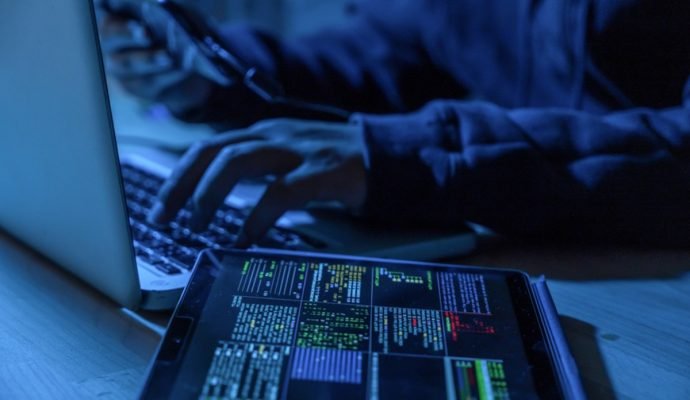 Imagem de hacker em ação - Metrópoles