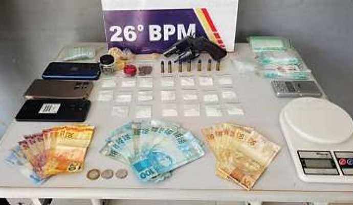 Polícia Militar prende casal e apreende drogas, dinheiro e revólver