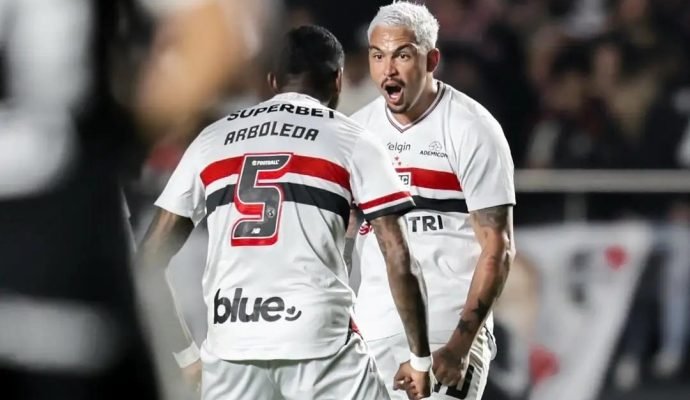 São Paulo vence Corinthians e respira no Brasileirão