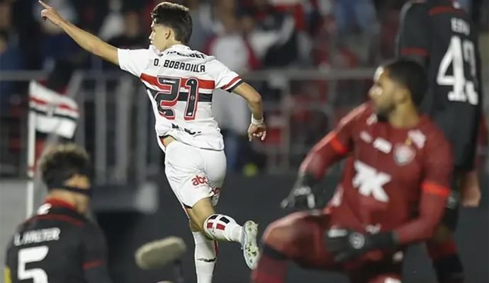 São Paulo vence o Vitória e entra no G6 do
